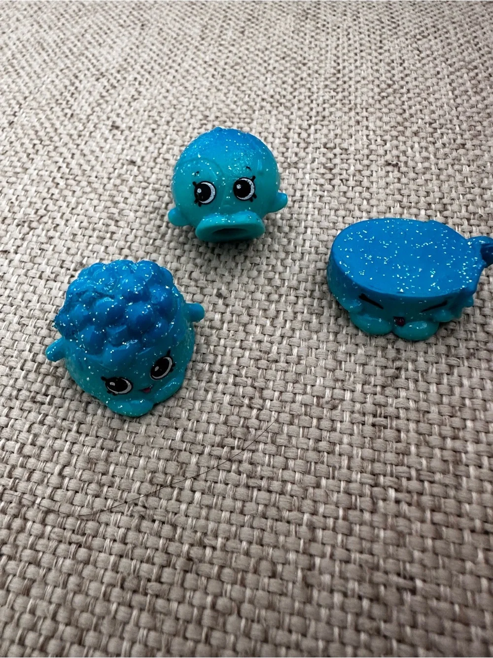 Shopkins Season 4 Ultra Rare Blue Doggy Pup-E Dennis Ball Blue Glitter